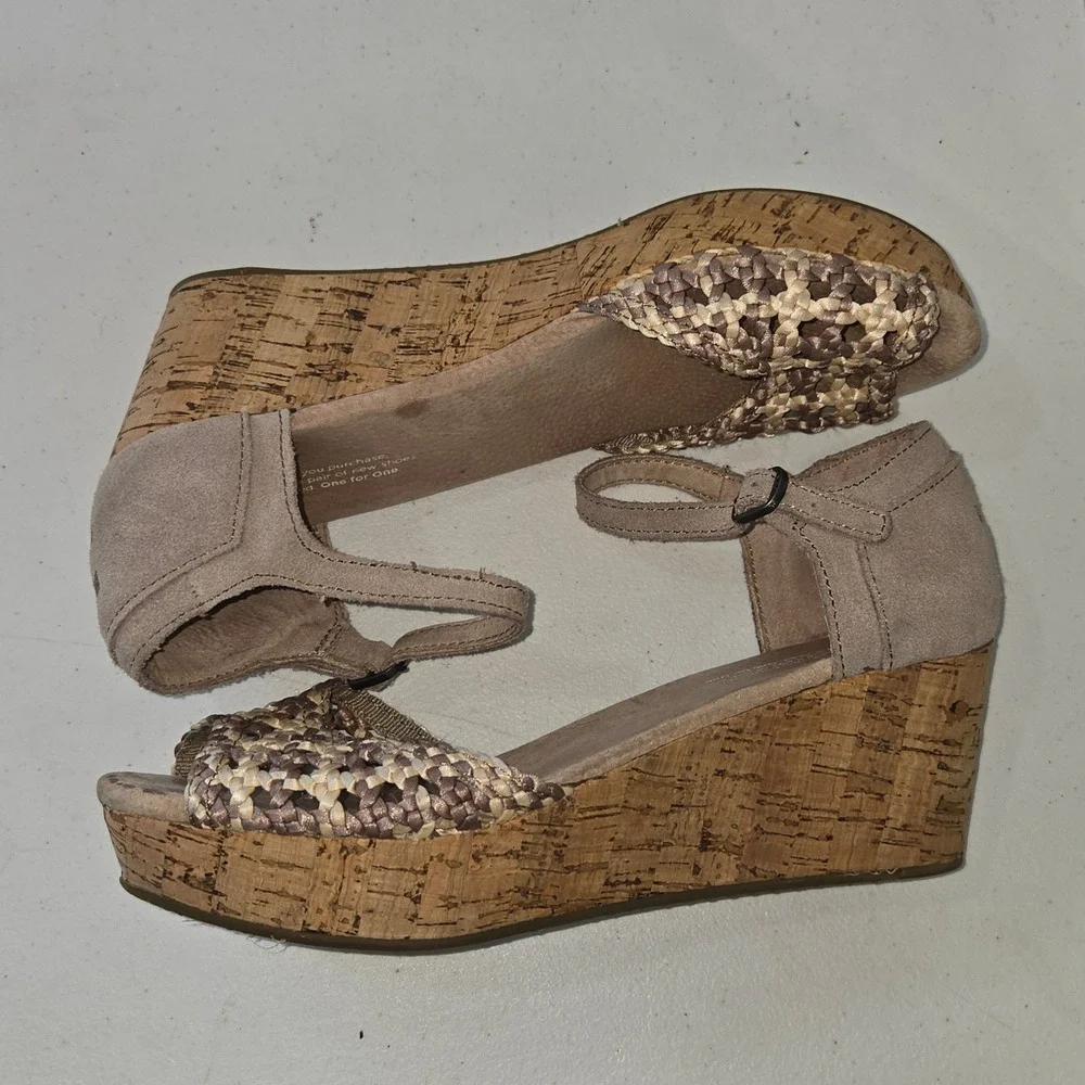 TOMS Womens Taupe Suede Woven Cork Wedge Sandals Ankle Strap Heel Size 8 AC603